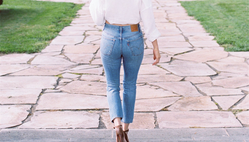 who should not wear high waisted jeans