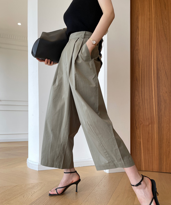 Why Are Cropped Wide-leg Pants Still Popular