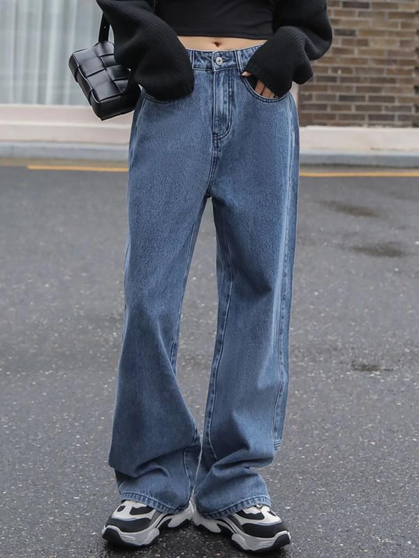 How to Wear Boyfriend Jeans With Sneakers