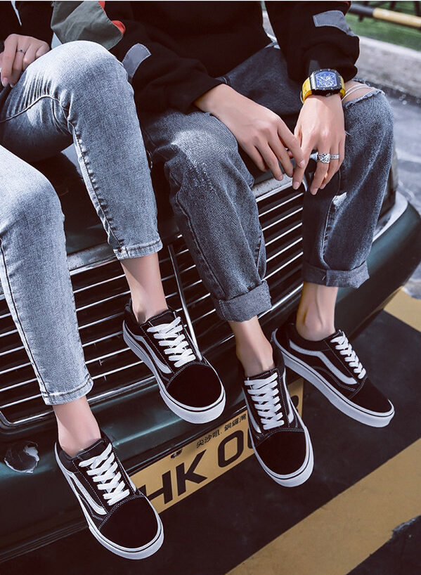 How to Wear Boyfriend Jeans With Sneakers