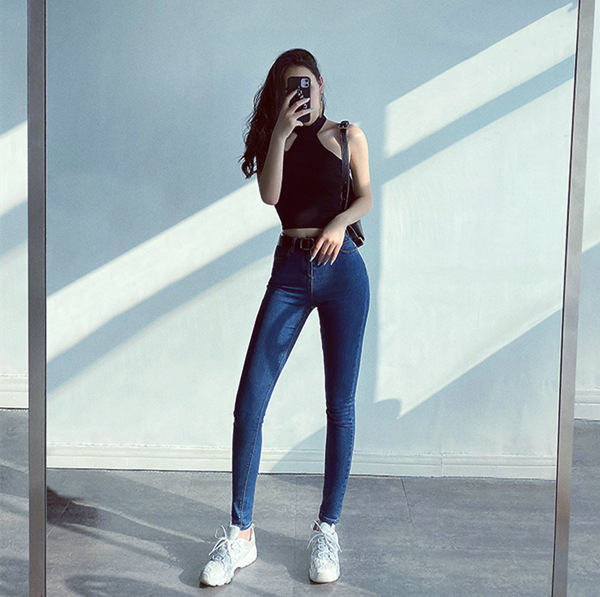 How To Wear Straight Leg Jeans With Sneakers
