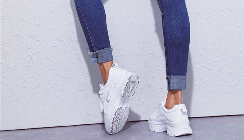 How To Wear Cuffed Jeans With Sneakers