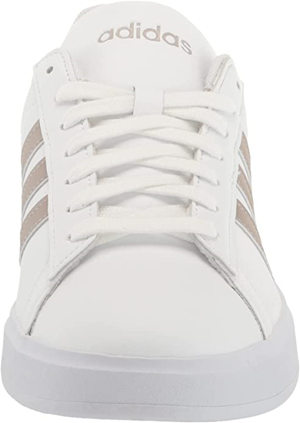 Are White Tennis Shoes In Style
